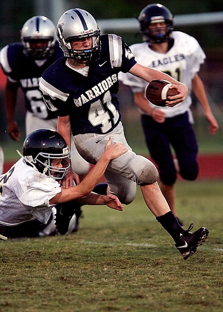 足球报:国足中场中路、锋线捉襟见肘,年轻球员成长需要时间.