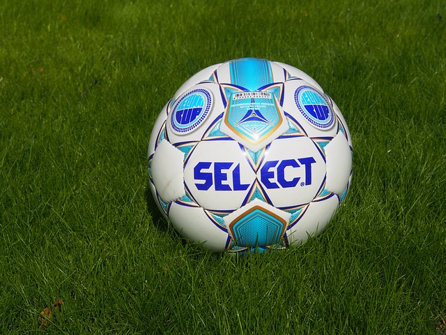 足球报：国足中场中路、锋线捉襟见肘，年轻球员成长需要时间.